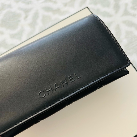 LIKE NEW🖤 CHANEL QUILTED LEATHER BLACK SUNGLASSES CASE - Picture 2 of 11